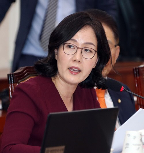 자유한국당 김현아 의원은 분양가상한제의 강력한 후보지인 강남보다 강북이 분양가상승률이 높은 등 제도의 기준이 모호하며 최근 시장과도 맞지 않는다고 지적했다.<연합뉴스>